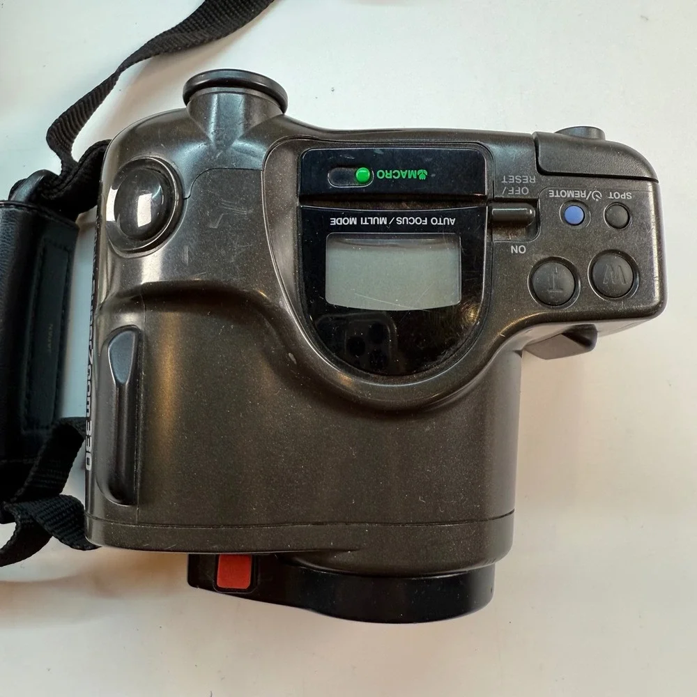 Olympus Infinity SuperZoom 330 Film Camera w Box Manual 1992 UNTESTED